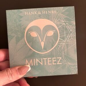Hank & Henry Minteez Eyeshadow Palette - Versatile Shades